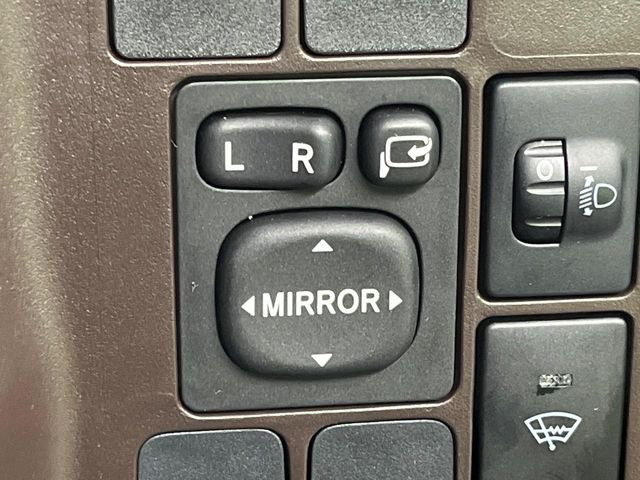 【電動格納ミラー】サイドミラーは電動格納式となっており、狭い駐車場でもキズがつくリスクを抑えられます。