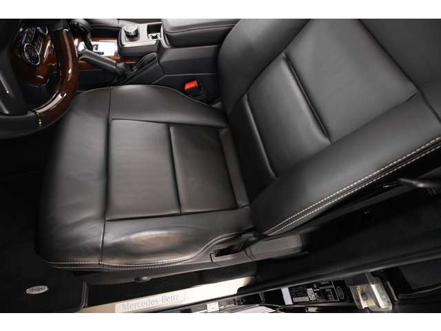 4.0L V型8気筒DOHCツインターボ、421ps/62.2kgm、全長&times;全幅&times;全高mm 4575&times;1860&times;1970mm、車両重量 2560kg