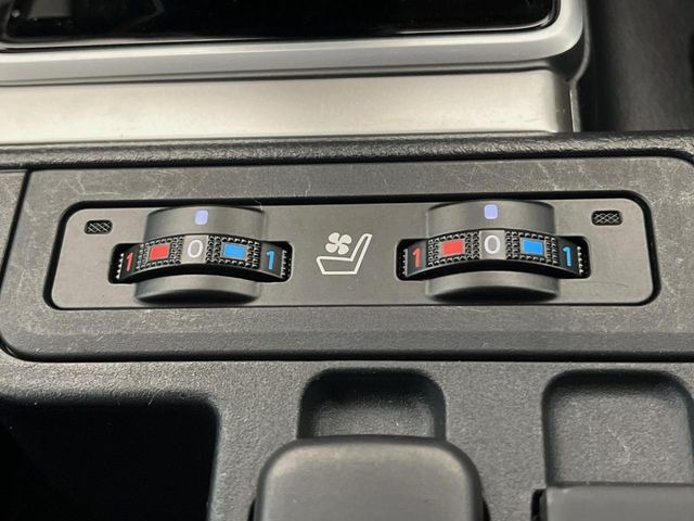 【シートヒーター&ベンチレーション】夏場は涼しい風でお尻や背中の熱やムレを防ぎ、冬はエアコンよりも早く温まってポカポカに!季節を問わず快適に過ごせます。