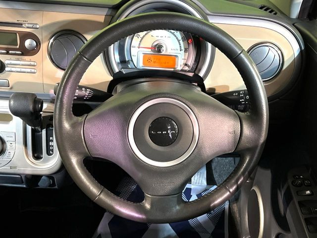 インテリアに合わせたデザインのステアリングは、運転される方のことも考え、運転しやすい形状、大きさです。是非一度、実際に触ってお確かめください。