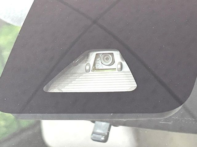 【スマートアシスト】走行中に前方の車両等を認識し、衝突しそうな時は警報とブレーキで衝突回避と被害軽減をアシスト。より安全にドライブをお楽しみいただけます。