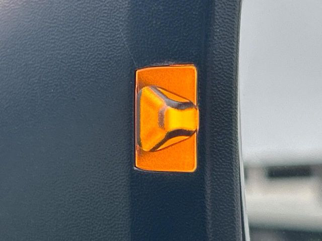 【リヤビークルディティクション】走行中、ドアミラーの死角になりやすい箇所に後続車が接近するとサイドミラー付近に警告を表示、ドライバーに注意喚起と、万一の際はハンドル操作をアシストをします。