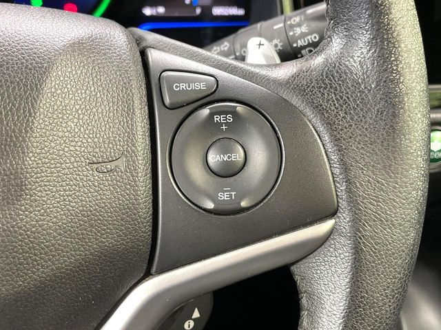 【クルーズコントロール】高速道路もラクラク走行。アクセルを離しても一定速度で走行ができ、長距離運転時の負担を軽減!加速・減速も簡単なスイッチ操作で調整できます。