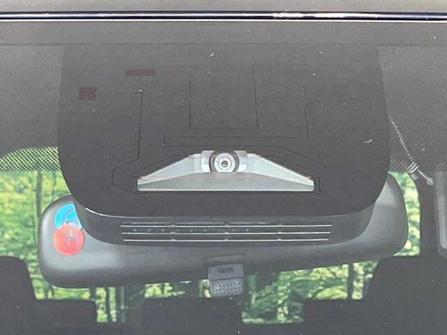 【トヨタセーフティセンス】走行中に前方の車両等を認識し、衝突しそうな時は警報とブレーキで衝突回避と被害軽減をアシスト。より安全にドライブをお楽しみいただけます。