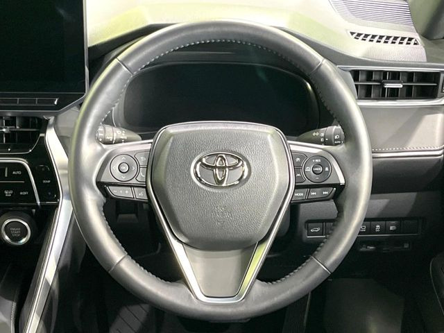 インテリアに合わせたデザインのステアリングは、運転される方のことも考え、運転しやすい形状、大きさです。是非一度、実際に触ってお確かめください。