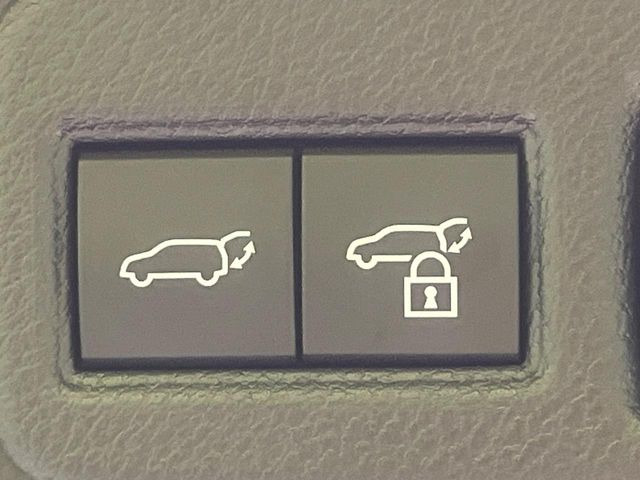 【パワーバックドア】スマートキーや運転席のボタンを押すだけでリアゲートが自動で開閉します!荷物を持っている時や、高い位置にあるバックドアを閉める際に便利な機能です♪