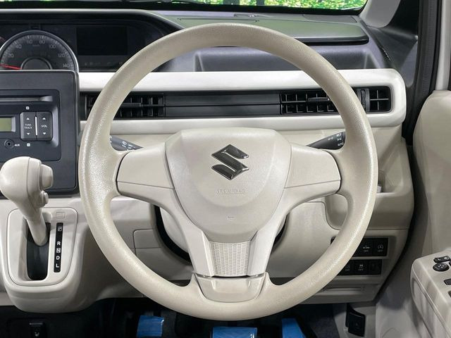 �C���e���A�ɍ��킹���f�U�C���̃X�e�A�����O�́A�^�]�������̂��Ƃ��l���A�^�]���₷���`��A�傫���ł��B�����x�A���ۂɐG���Ă��m���߂��������B