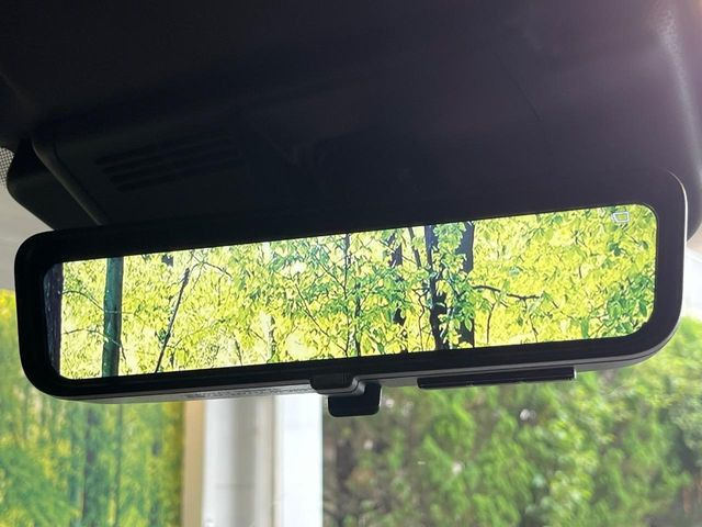 【フリップダウンモニター】大画面モニターで後席でもエンタメをお楽しみいただけます。小さなお子様にも大人気の装備です♪
