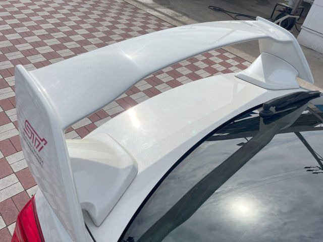 【大型リヤスポイラー】スポーツカーらしさがグッと引き立つ大型リヤスポイラーを装着♪高速走行時のスタビリティ(走行安定性)向上に役立ちます。