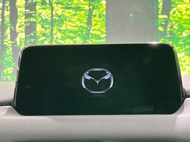 【マツダコネクトナビ】車内の雰囲気にマッチした一体型タイプのナビ。各種車輌設定やBluetooth再生等、様々な機能が楽しめます。直感的なダイヤル操作が可能で、使い勝手も良好です。