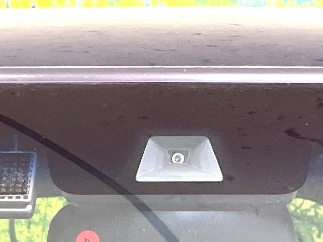 【ホンダセンシング】走行中に前方の車両等を認識し、衝突しそうな時は警報とブレーキで衝突回避と被害軽減をアシスト。より安全にドライブをお楽しみいただけます。