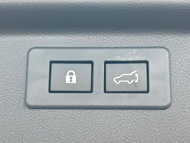 【パワーバックドア】スマートキーや運転席のボタンを押すだけでリアゲートが自動で開閉します!荷物を持っている時や、高い位置にあるバックドアを閉める際に便利な機能です♪
