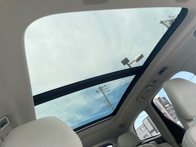 ●サンルーフ:開放感たっぷりの希少装備、サンルーフが装着されています!車内に明かりを取り入れたり景色を楽しむ以外にも、車内の空気も簡単に換気できて快適です!