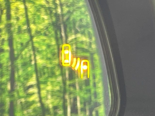 【ブラインドスポットモニター】走行中、ドアミラーの死角になりやすい箇所に後続車が接近するとサイドミラーのレンズに警告を表示!ドライバーに注意喚起をしてくれます。