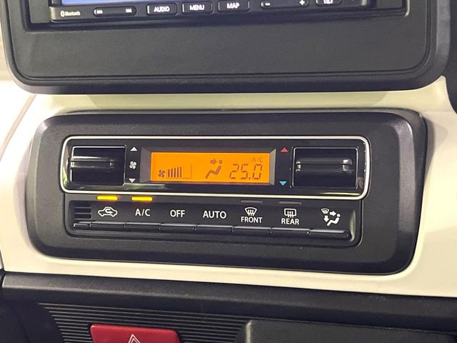 【オートエアコン】一度お好みの温度に設定すれば、車内の温度を検知し風量や温度を自動で調整。暑い&hellip;寒い&hellip;と何度もスイッチ操作をする必要はありません。快適な車内空間には必須の機能ですね♪