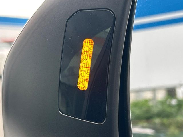 【リヤビークルディティクション】走行中、ドアミラーの死角になりやすい箇所に後続車が接近するとサイドミラー付近に警告を表示、ドライバーに注意喚起と、万一の際はハンドル操作をアシストをします。
