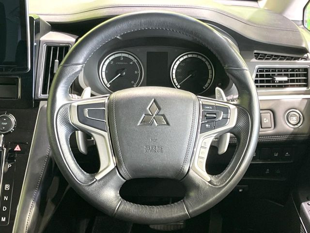 インテリアに合わせたデザインのステアリングは、運転される方のことも考え、運転しやすい形状、大きさです。是非一度、実際に触ってお確かめください。