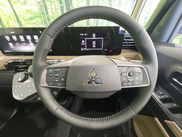 インテリアに合わせたデザインのステアリングは、運転される方のことも考え、運転しやすい形状、大きさです。是非一度、実際に触ってお確かめください。