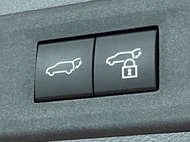 【ハンズフリーパワーバックドア】リアバンパー下部に足先を出し入れするだけでバックドアが自動で開閉♪両手が荷物でふさがっている時でもラクラク開閉操作が行えます!