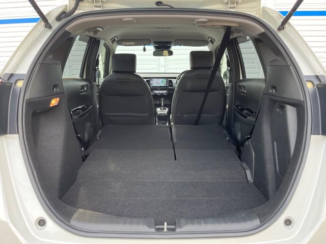 普段のお買い物や通勤、送迎等に十分な荷室スペースを確保しております。セカンドシートを倒すと、大きな荷物の積載も可能です♪