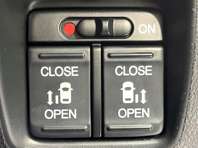 【両側パワースライドドア】スマートキーや運転席のスイッチで後席両側スライドドアの開閉が可能♪電動だから力を入れてドアを開ける必要が無く、小さなお子様でも簡単に開け閉めでき快適です♪