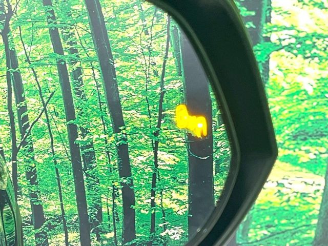 【ブラインドスポットモニター】走行中、ドアミラーの死角になりやすい箇所に後続車が接近するとサイドミラーのレンズに警告を表示!ドライバーに注意喚起をしてくれます。
