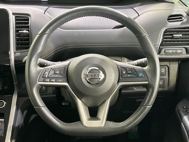 インテリアに合わせたデザインのステアリングは、運転される方のことも考え、運転しやすい形状、大きさです。是非一度、実際に触ってお確かめください。