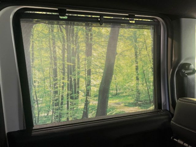 【ロールシェード】日差しや車外からの光が眩しいときにサッと引き出して使える、ロール格納タイプのサンシェードを装備。後席に乗ったお子様がウトウトしだした時など、ぜひご活用ください♪