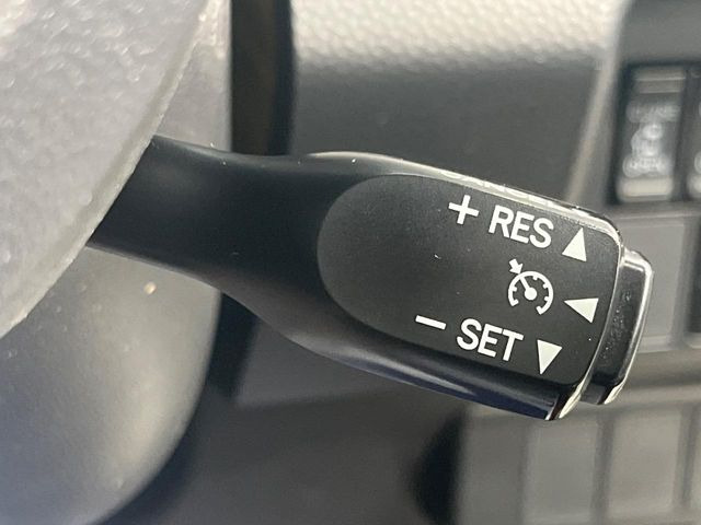 【クルーズコントロール】高速道路もラクラク走行。アクセルを離しても一定速度で走行ができ、長距離運転時の負担を軽減!加速・減速も簡単なスイッチ操作で調整できます。