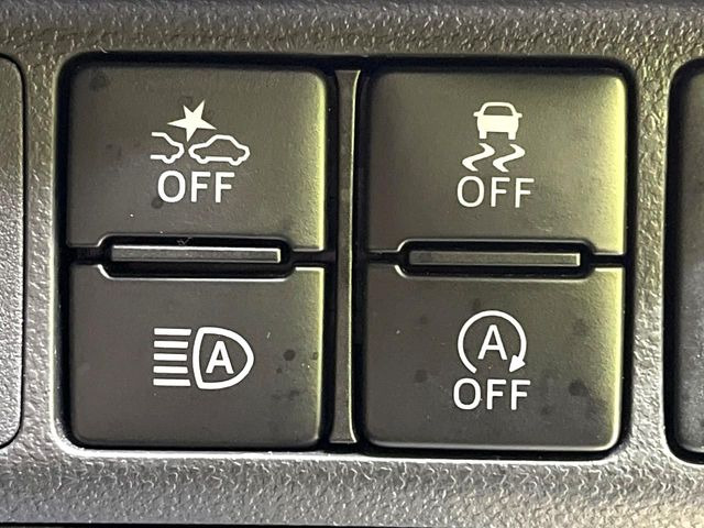 【スマートアシスト】走行中に前方の車両等を認識し、衝突しそうな時は警報とブレーキで衝突回避と被害軽減をアシスト。より安全にドライブをお楽しみいただけます。