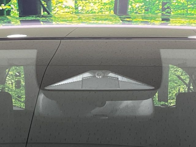 【ホンダセンシング】走行中に前方の車両等を認識し、衝突しそうな時は警報とブレーキで衝突回避と被害軽減をアシスト。より安全にドライブをお楽しみいただけます。