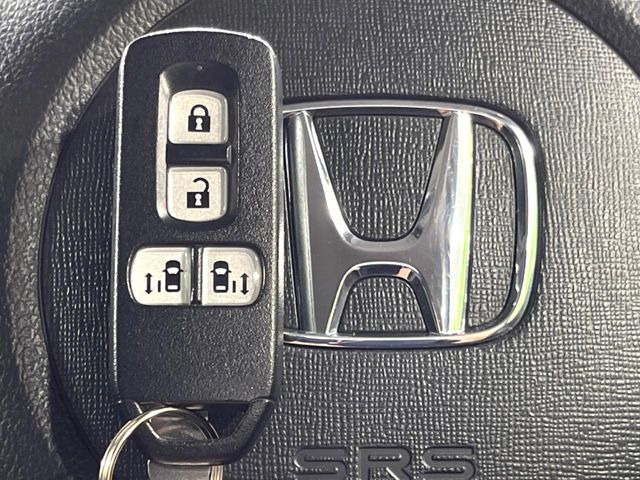 【Hondaスマートキー】カバンやポケットに入れたままでもドアの施錠・解錠が可能なスマートキーを装備。エンジンのオン・オフ時もカギを取り出す必要が無いからとっても便利です♪