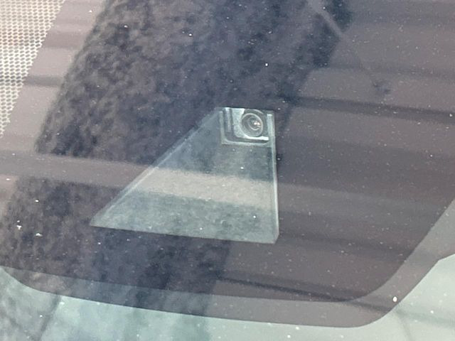 【トヨタセーフティセンス】走行中に前方の車両等を認識し、衝突しそうな時は警報とブレーキで衝突回避と被害軽減をアシスト。より安全にドライブをお楽しみいただけます。
