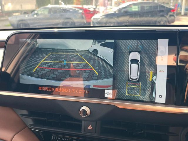 【パノラミックビューモニター】専用のカメラにより、上から見下ろしたような視点で360度クルマの周囲を確認することができます☆死角部分も確認しやすく、狭い場所での切り返しや駐車もスムーズに行えます。