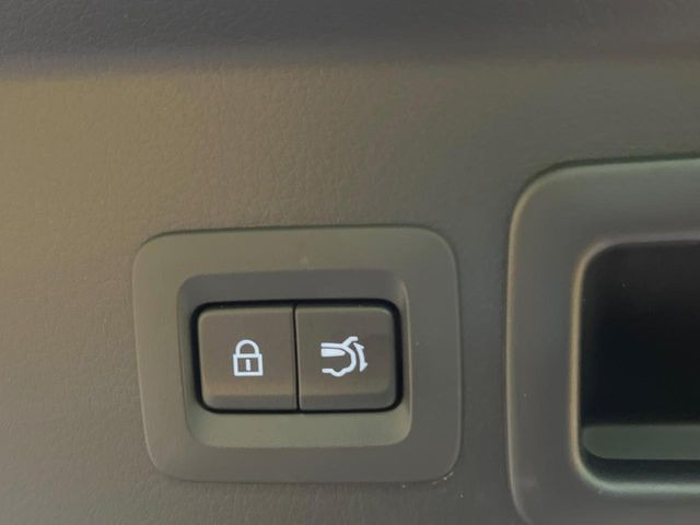 【パワーバックドア】スマートキーや運転席のボタンを押すだけでリアゲートが自動で開閉します!荷物を持っている時や、高い位置にあるバックドアを閉める際に便利な機能です♪
