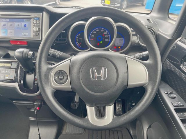 �C���e���A�ɍ��킹���f�U�C���̃X�e�A�����O�́A�^�]�������̂��Ƃ��l���A�^�]���₷���`��A�傫���ł��B�����x�A���ۂɐG���Ă��m���߂��������B