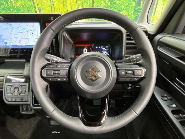 【純正革巻きステアリング】上質な革を使用することで、手にしっかり馴染みとても運転しやすいハンドルです♪
