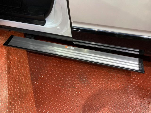 【電動サイドステップ】車高の高いお車でも、これがあれば小さいお子様の乗り降りも楽々♪スライドドアと連動して作動する為、煩わしい操作は不要です!