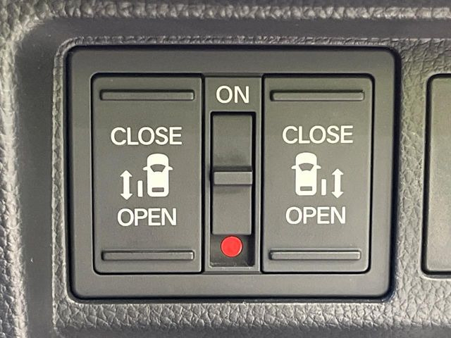 【両側パワースライドドア】スマートキーや運転席のスイッチで後席両側スライドドアの開閉が可能♪電動だから力を入れてドアを開ける必要が無く、小さなお子様でも簡単に開け閉めでき快適です♪