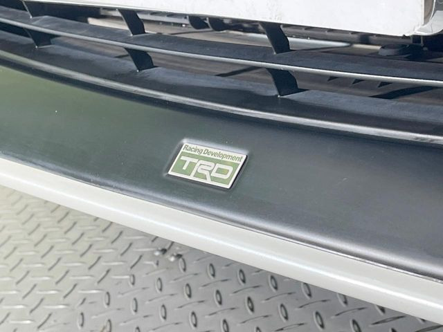 【TRDエアロ】人気のTRDエアロを装備!クルマの外観がよりスタイリッシュになり、街中で存在感あふれる1台に♪将来買い替える時にもリセールに影響しやすく、価値ある人気の装備です!