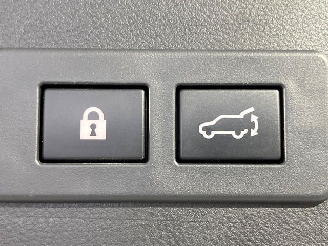 【パワーバックドア】スマートキーや運転席のボタンを押すだけでリアゲートが自動で開閉します!荷物を持っている時や、高い位置にあるバックドアを閉める際に便利な機能です♪