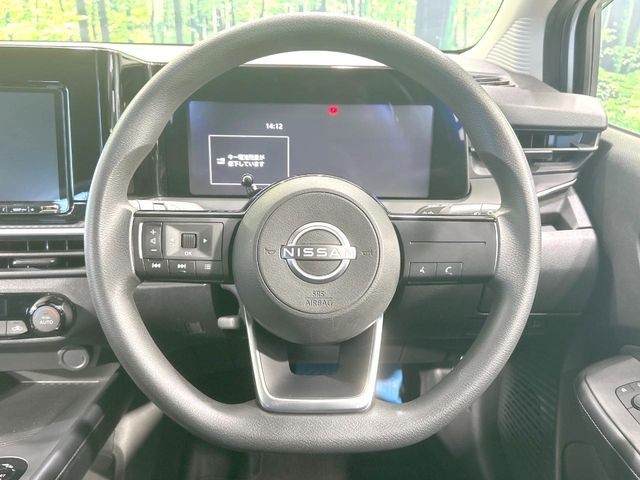 �C���e���A�ɍ��킹���f�U�C���̃X�e�A�����O�́A�^�]�������̂��Ƃ��l���A�^�]���₷���`��A�傫���ł��B�����x�A���ۂɐG���Ă��m���߂��������B