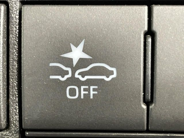 【スマートアシスト】走行中に前方の車両等を認識し、衝突しそうな時は警報とブレーキで衝突回避と被害軽減をアシスト。より安全にドライブをお楽しみいただけます。