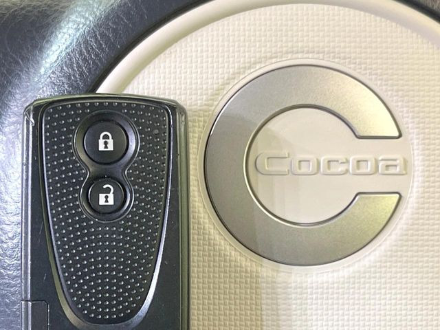 【キーフリーシステム】カバンやポケットに入れたままでもドアの施錠・解錠が可能なスマートキーを装備。エンジンのオン・オフ時もカギを取り出す必要が無いからとっても便利です♪