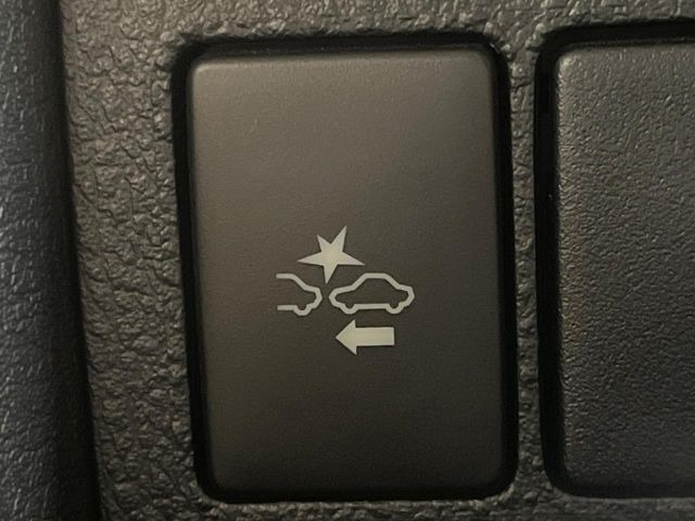 【プリクラッシュセーフティ】前方の車両等を検知し、衝突しそうな時は警報で注意を促し、ブレーキを踏む力をサポート。ブレーキを踏めなかった場合は衝突被害軽減ブレーキが作動、衝突回避をサポートします。
