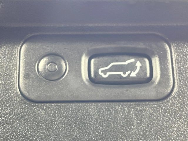 【パワーバックドア】スマートキーや運転席のボタンを押すだけでリアゲートが自動で開閉します!荷物を持っている時や、高い位置にあるバックドアを閉める際に便利な機能です♪