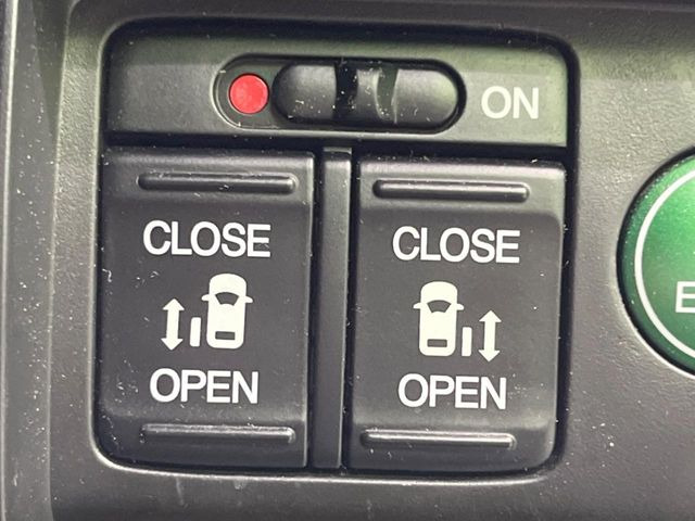 【両側パワースライドドア】スマートキーや運転席のスイッチで後席両側スライドドアの開閉が可能♪電動だから力を入れてドアを開ける必要が無く、小さなお子様でも簡単に開け閉めでき快適です♪