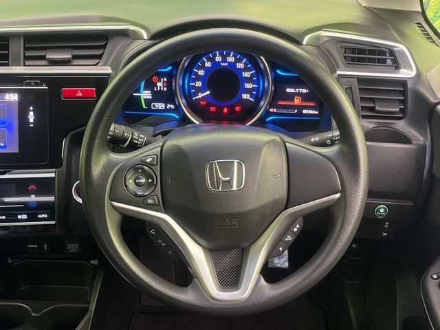 【ステアリングスイッチ】運転中、前方から目線をそらすことなく、オーディオ等の操作が可能な便利機能!安心&快適なドライブを演出してくれます♪