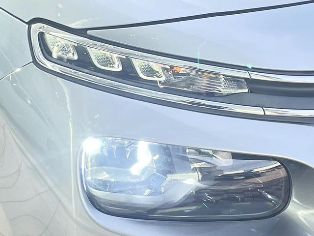 ●LEDヘッドライト:夜間走行時も良好な視界を確保し安心して運転できる高輝度LEDヘッドライトを装備!点灯速度が早く、消費電力も抑えられています。