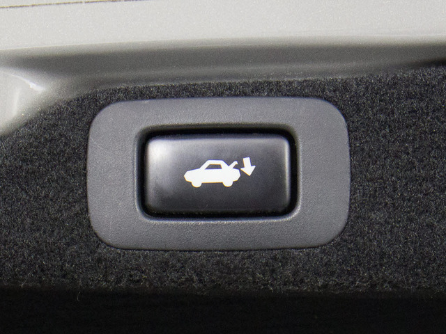 スイッチ操作でトランクリッドの自動開閉が行えます。電子キー本体のワイヤレス機能や運転席のスイッチからでもオープン操作が可能です!高級車ならではの快適装備です!!
